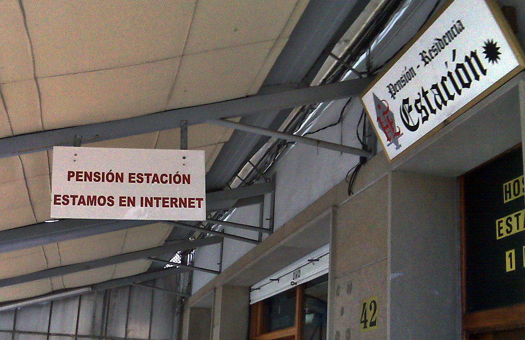 Veículo estacionado visto de frente